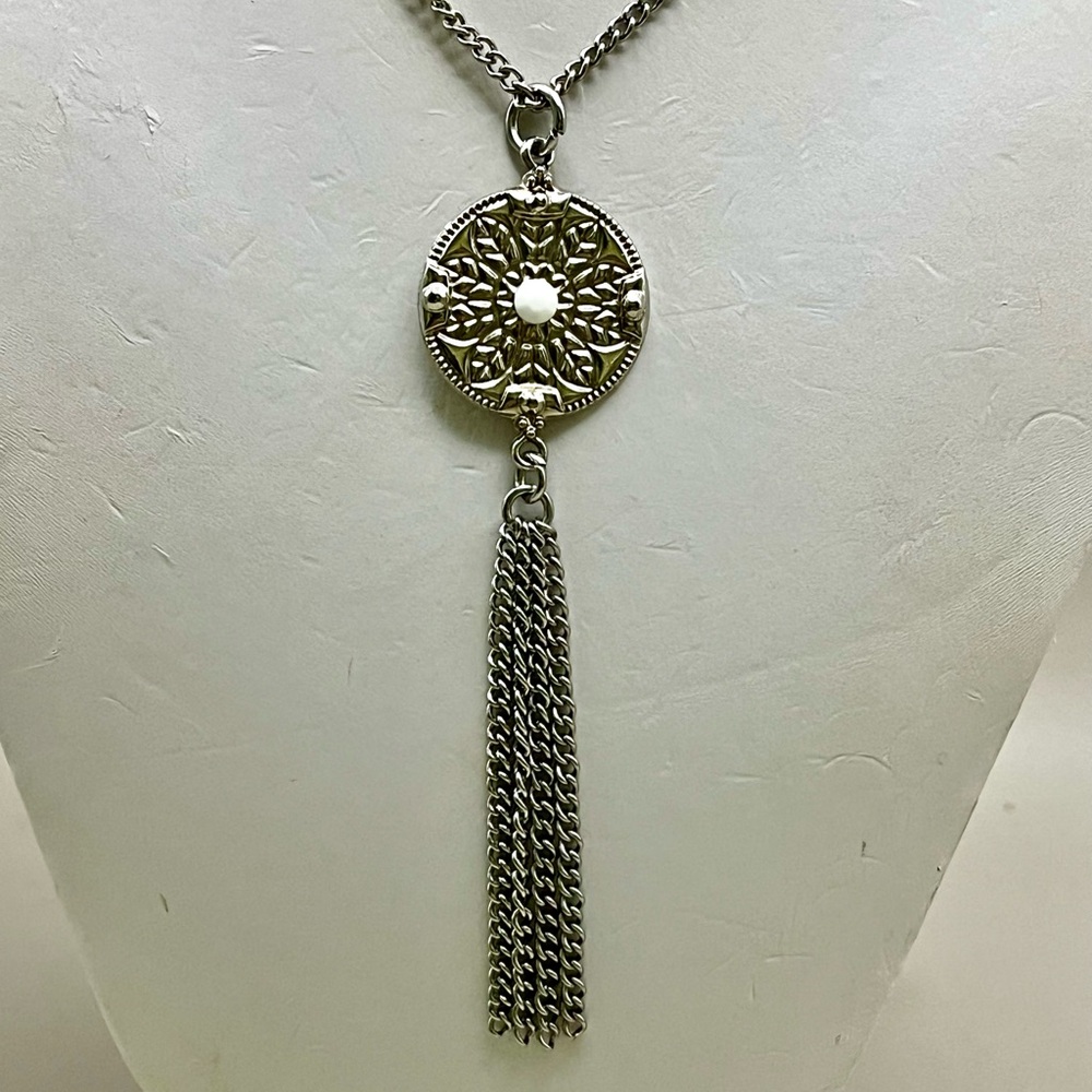 Elegant Silver Tassel Pendant Necklace - Picture 2 of 3